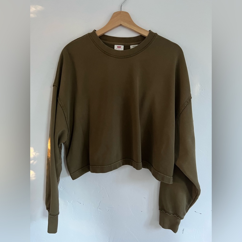 Levi’s cropped sweatshirt